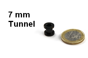 7mm Flesh Tunnel & Ohr Plugs neben einer Euro Münze